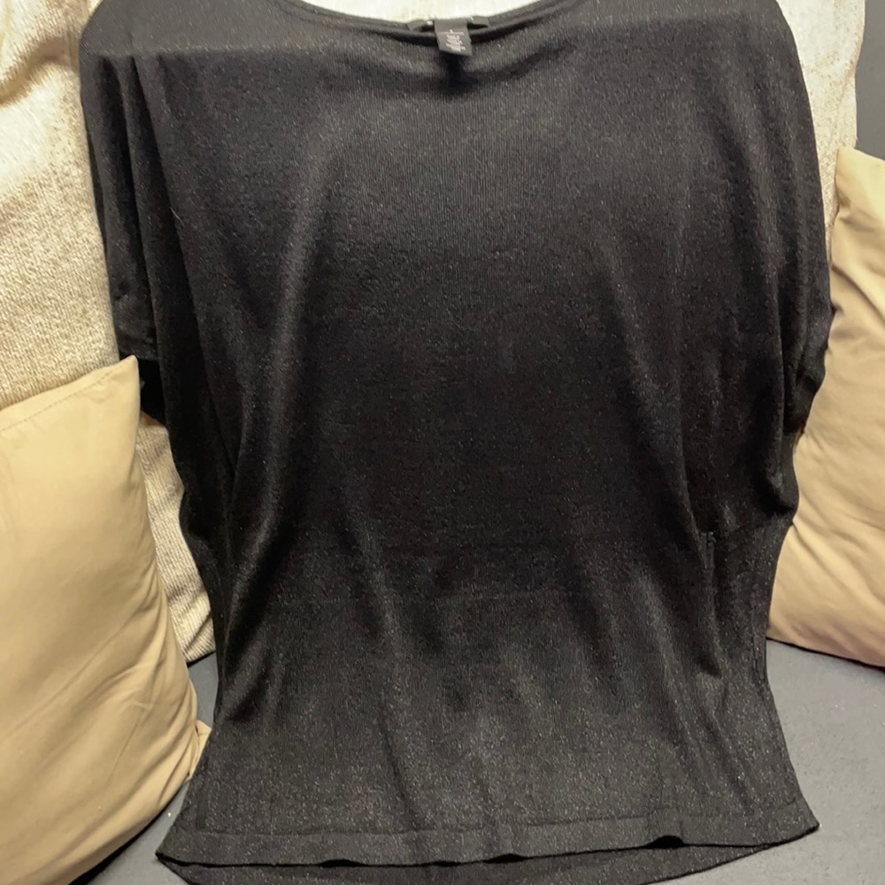 Great light weight sweater looks so nice. Sz small